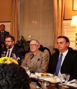 Olavo de Carvalho ao lado de Jair Bolsonaro em jantar nos EUA